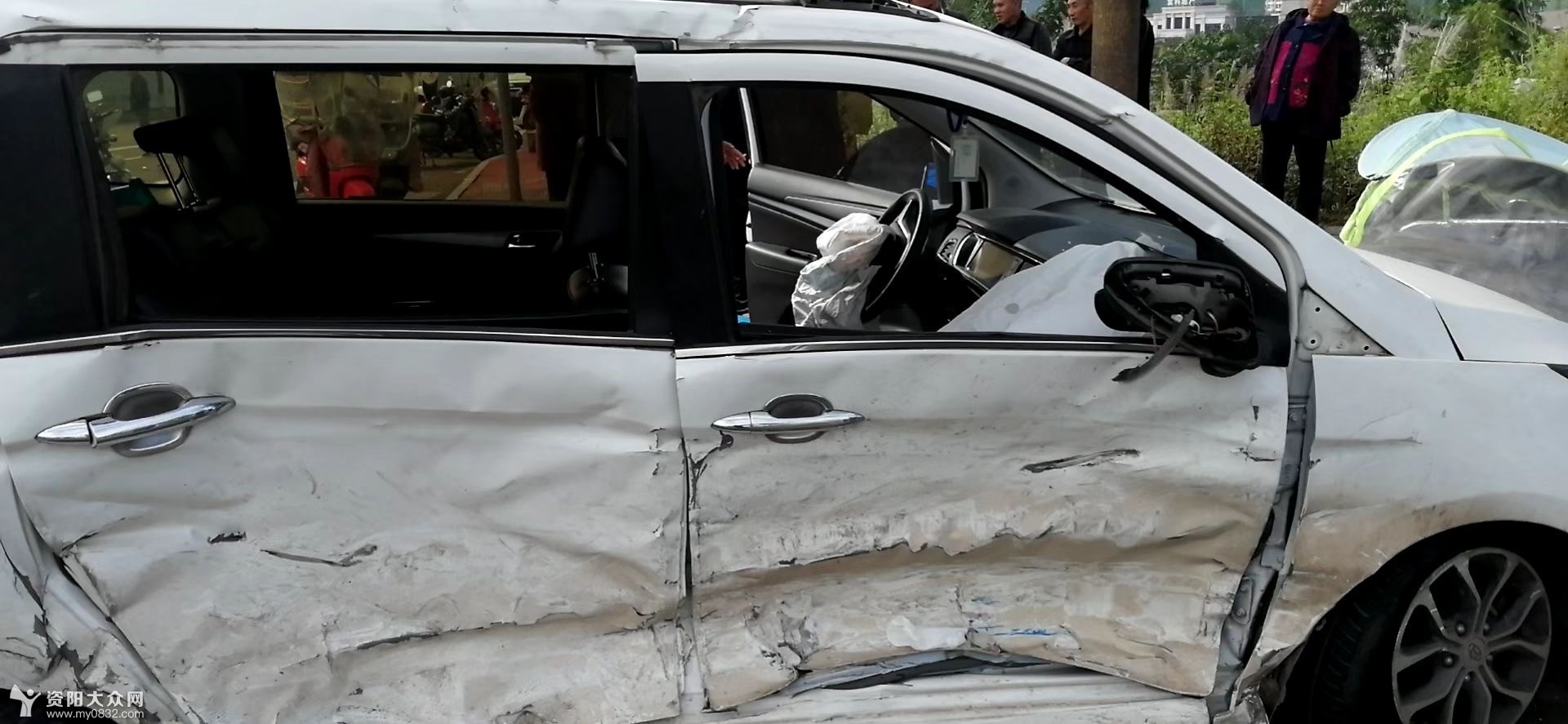 資陽槐樹北路發生嚴重車禍,寶馬和白色轎車相撞,電瓶車成碎渣渣