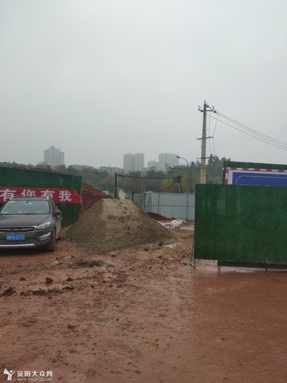 雨天不打烊,施工在继续——资阳公园路剩余道路为不延长工期,雨天照常