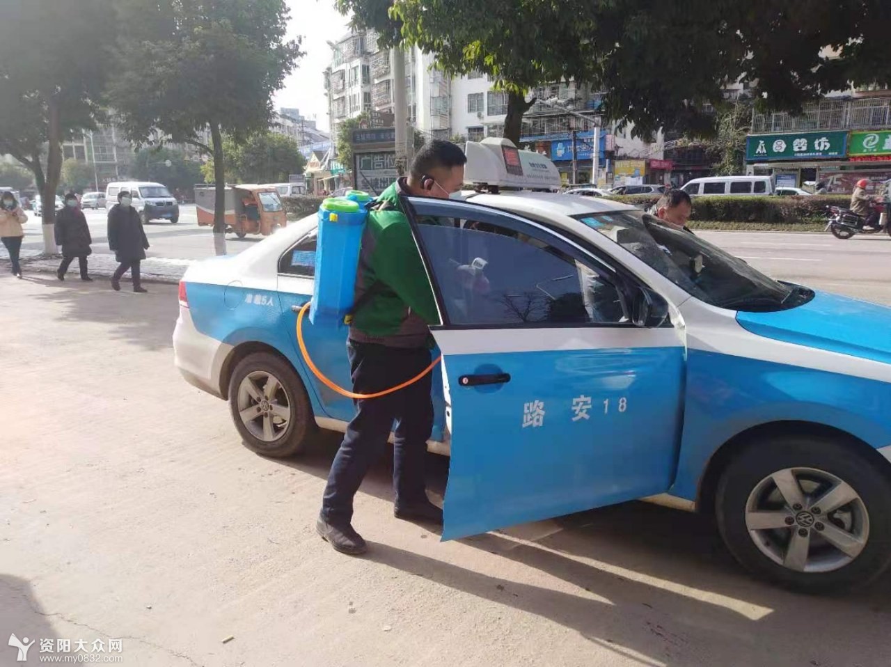 安全放心!安岳出租车公司正在给出租车消毒