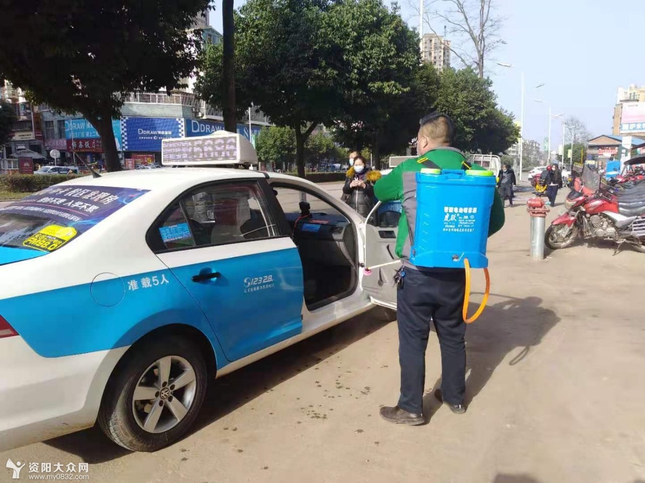 安全放心!安岳出租车公司正在给出租车消毒