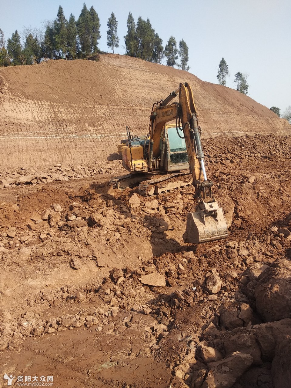 直观安岳贾岛大道至成资渝高速出口中间段挖掘机正在挖公路两侧水沟