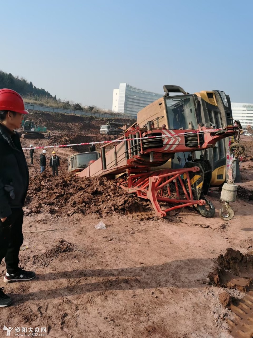 承受不该承受之重?资阳一工地上吊车翻车