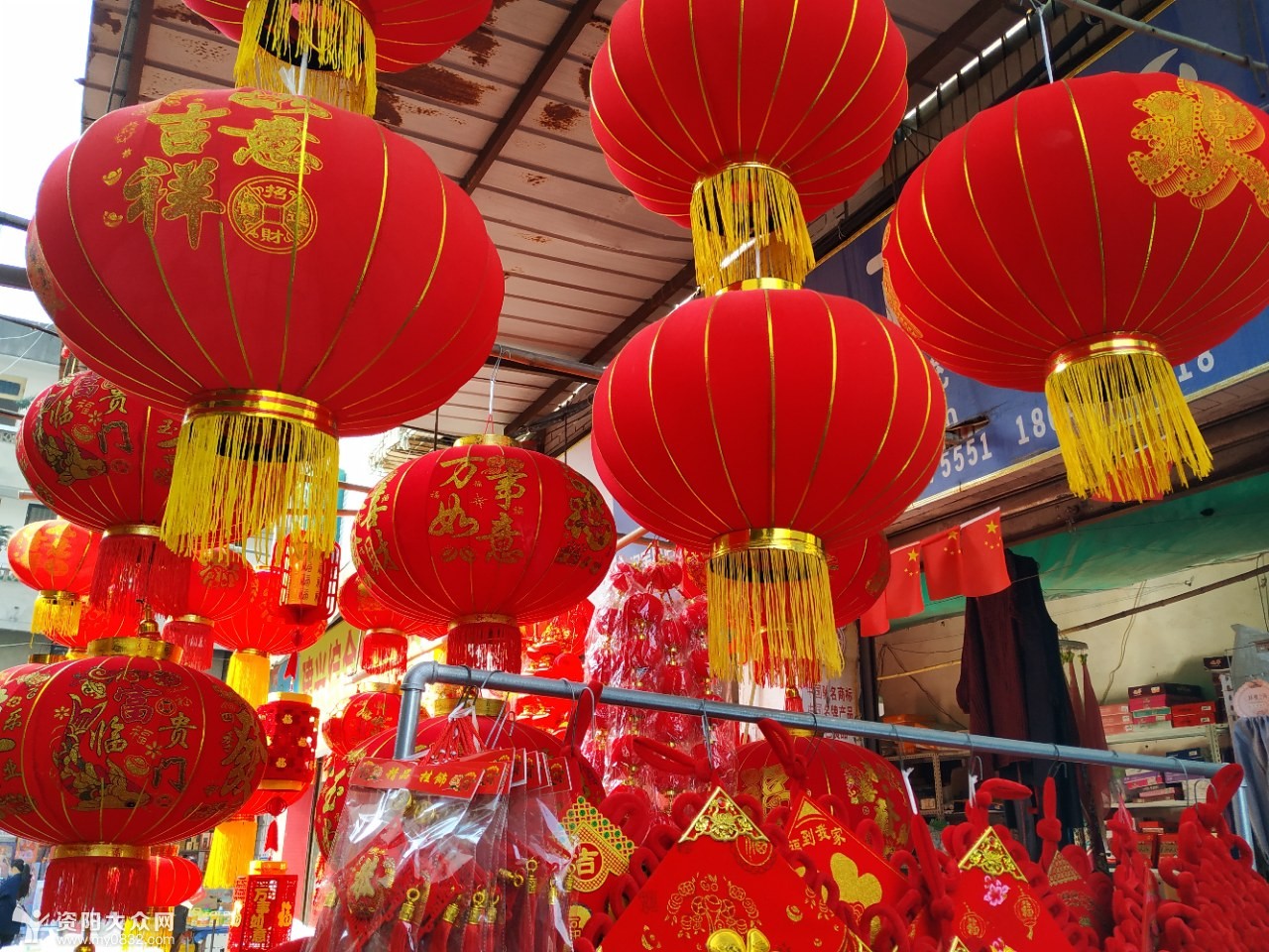 【网络中国节】迎新春挂灯笼,贴对联购年货,雁城百姓热热闹闹过个年!