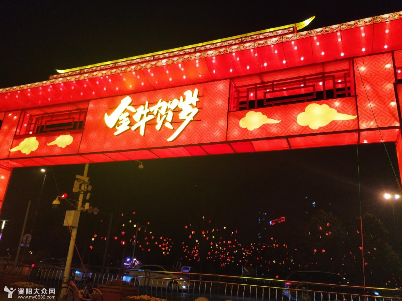 资阳长弘广场夜晚灯光璀璨,灯光下的红梅更美丽!