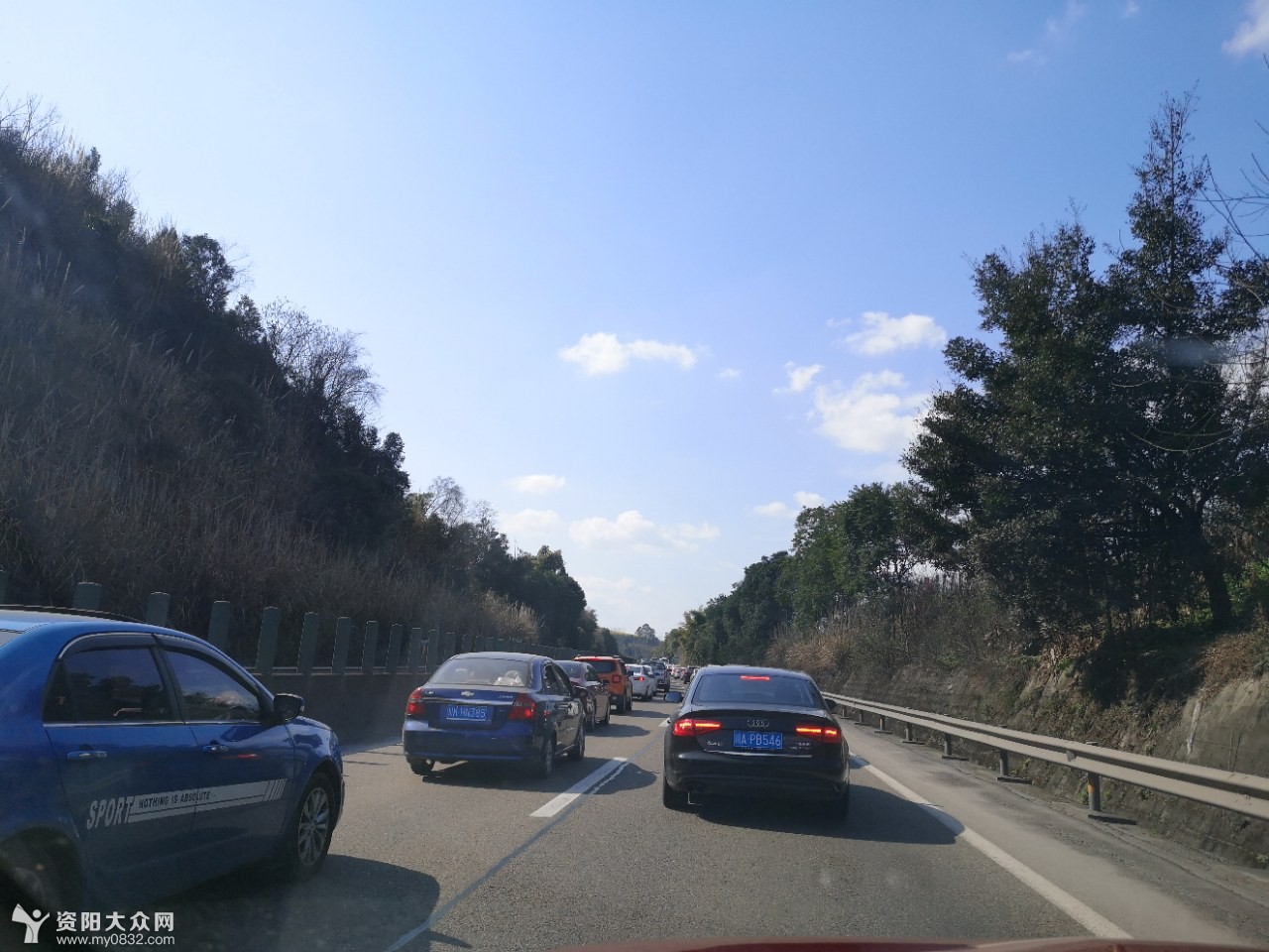 隆昌到资阳成渝高速路段太拥堵了