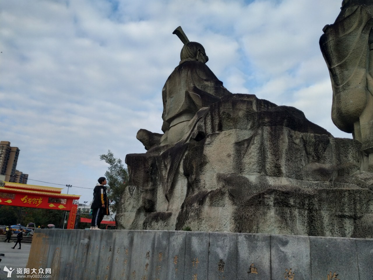 资阳苌弘广场真热闹,大人小孩齐欢笑,文明游玩更重要!