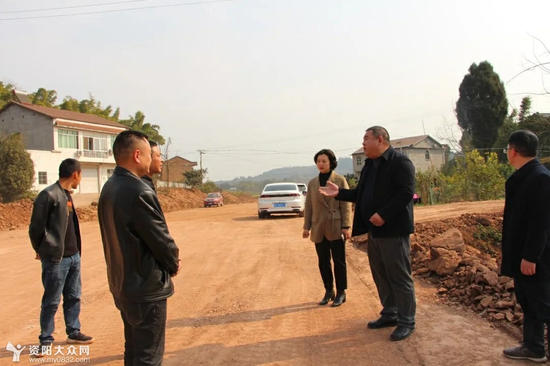 查看绕林路施工现场 2月22日,安岳县人民检察院党组书记,检察长唐智