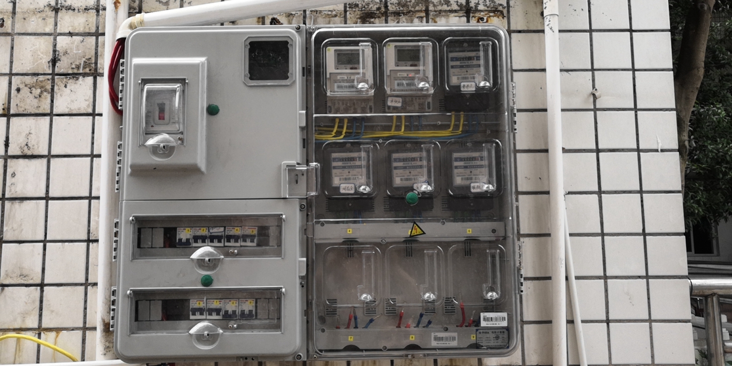 左右,国网资阳供电公司党员服务队也为敬老院免费更换了2楼的电表箱