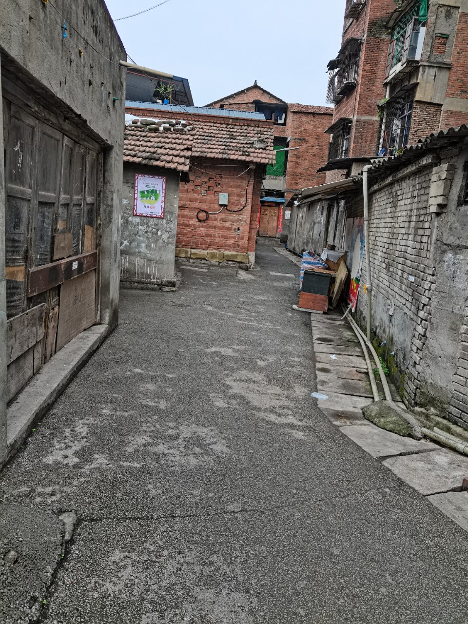 巷子深处,学校门前,小儿顽皮,天真无邪