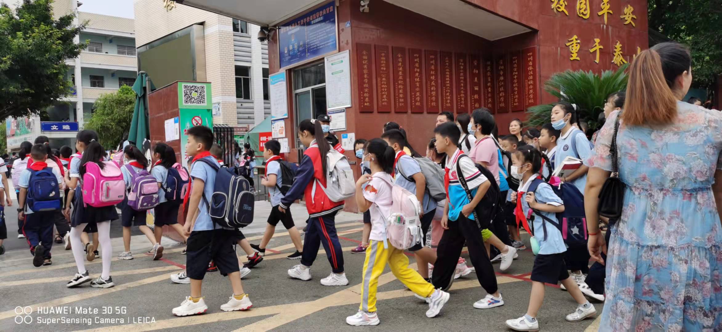 学生进校门图片