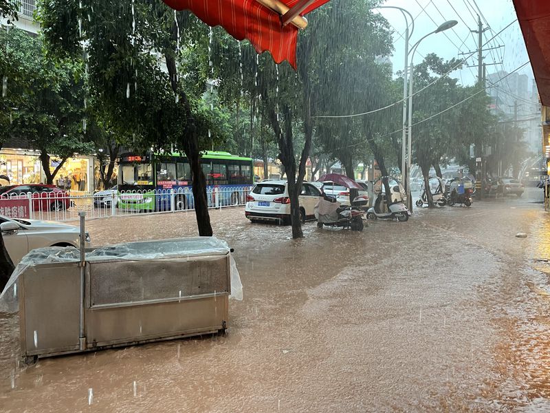 突降大雨!安岳县城发生内涝,这个水积得可真深