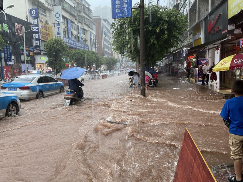 突降大雨!安嶽縣城發生內澇,這個水積得可真深