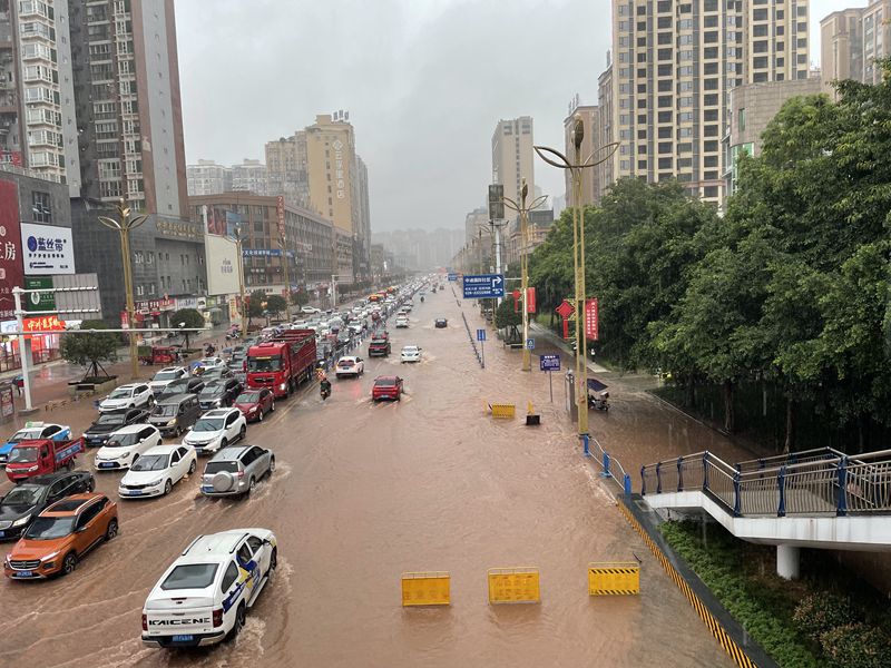 暴雨来袭!安岳县城发生内涝,交警小黄人忙不休