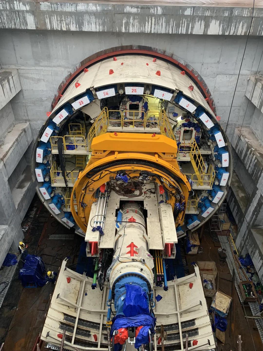 "吃土"大熊猫就位!成自高铁锦绣隧道盾构机刀盘下井组装