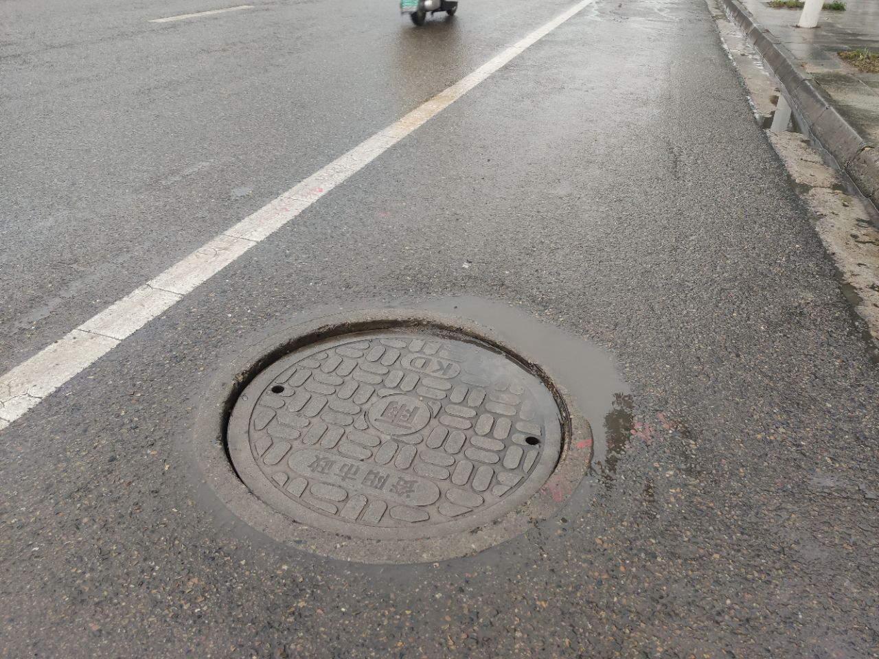 资阳娇子大道万达广场公交站旁边这个井盖有点坑!